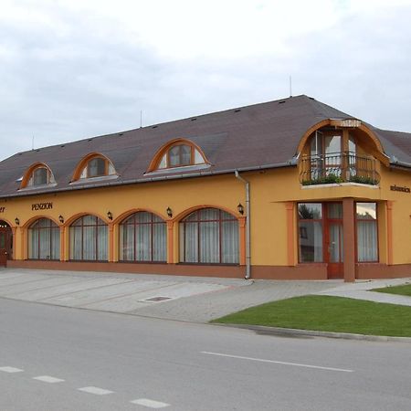Bed and Breakfast Eder Nesvady Экстерьер фото