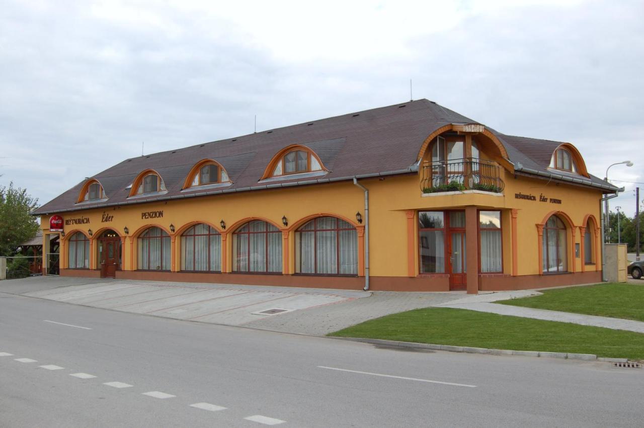 Bed and Breakfast Eder Nesvady Экстерьер фото