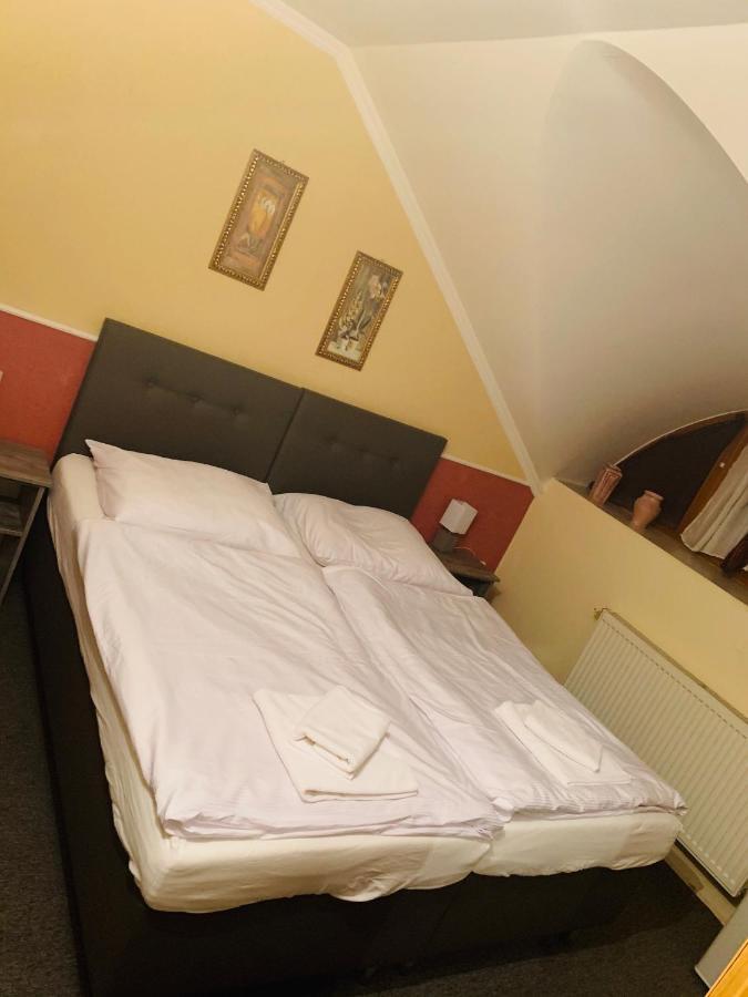 Bed and Breakfast Eder Nesvady Экстерьер фото